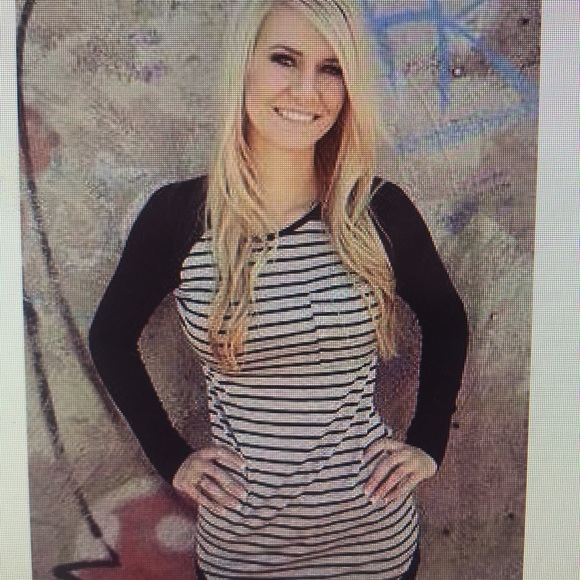 Black and gray striped pocket l/s tee - Picture 2 of 3